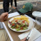 Milanesa a la napolitana con ensalada y patatas fritas