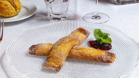 Filloas Crujientes Con Crema Pastelera Al Azúcar Y Canela