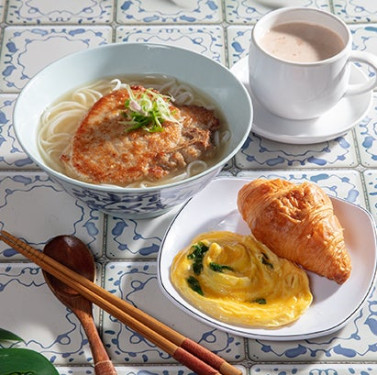 D. Xiāng Máo Zhū Bā Tāng Jīn Biān Fěn Pèi Niú Jiǎo Bāo、 Jīn Bù Huàn Chǎo Dàn D. Rice Noodle With Lemongrass Pork Chop In Soup