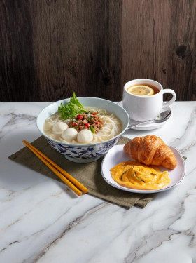 C. Yú Wán Jīn Bù Huàn Là Ròu Suì Tāng Jīn Biān Fěn Pèi Niú Jiǎo Bāo、 Jīn Bù Huàn Chǎo Dàn  C. Rice Noodle With Minced Pork, Fish Ball With Chili And Basil In Soup