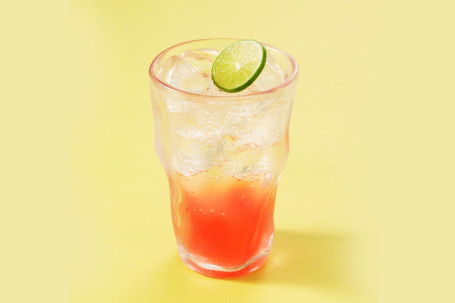 Shì Duō Pí Lí Qīng Níng Shū Dǎ Tè Yǐn Strawberry Flavoured Soda Drink With Sliced Lime