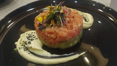 Tartar De Salmón Marinado Y Aguacate Con Wakame