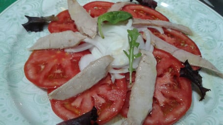 Ensalada De Tomates Y Caballa Con Cebolla Fresca Y Aove