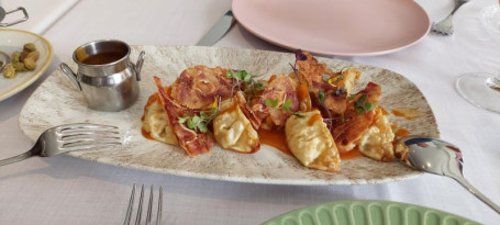 Gyozas De Cerdo Con Salsa Japo-Brava Y Crujiente De Oreja