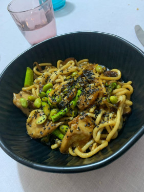 Fideos Udon Salteados Con Setas, Edamame Y Pollo Vegano Con Salsa Teriyaki