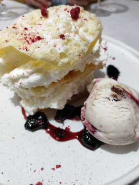 Milhoja Crujiente De Mascarpone Con Helado De Amarena Y Confitura De Cereza