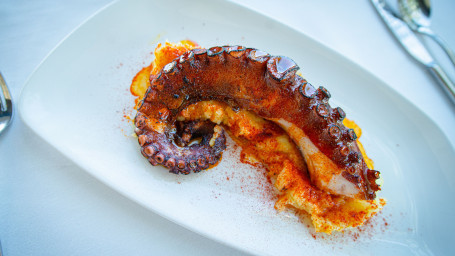 Pulpo Braseado Con Crema De Patata, Pimentón De La Vera Y Escamas De Sal.