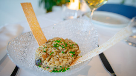 Risotto De Setas Y Parmesano En Texturas Con Aroma De Trufa.