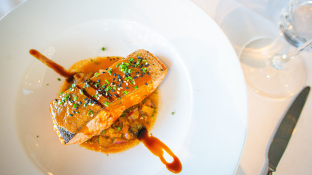 Salmón Asado Con Verduras, Esferas De Patata Y Salsa De Mantequilla Cítrica E Hinojo.