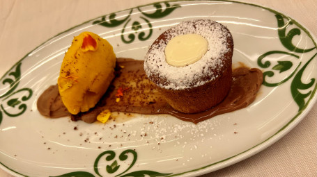 Coulant De Chocolate Y Avellana, Sopa De Yogurt Y Chocolate Blanco Acompañado De Sorbete De Mango