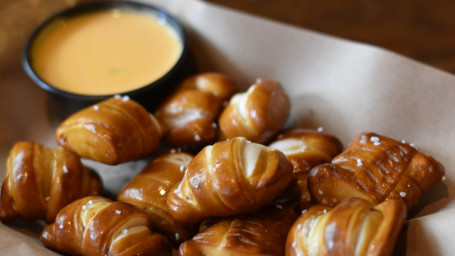 Bocaditos De Pretzel Y Queso Con Cerveza