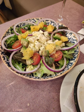 Ensalada De La Casa (Lechuga, Tomate, Cebolla, Naranja, Queso Y Aguacate)