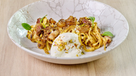 Tagliatelle Al Pesto De Pistacho, Papada Y Burrata