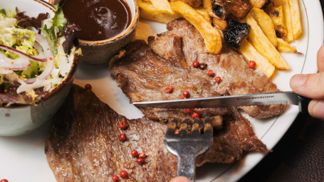 Secreto Ibérico De Montanera A La Brasa Con Patatas Mussol, Ensalada Y Salsa Bbq Casera