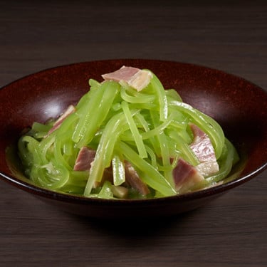 Pāi Suàn Sān Céng Xián Ròu Chǎo Wō Sǔn Sī Sauteed Shredded Celtuce With Sliced Salt-Cured Pork And Crushed Garlic