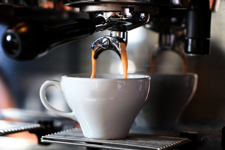 Espresso Agitado Con Avena Crujiente Y Manzana Helada