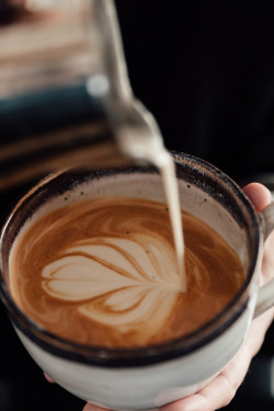 Latte De Leche De Almendra Con Galleta De Azúcar