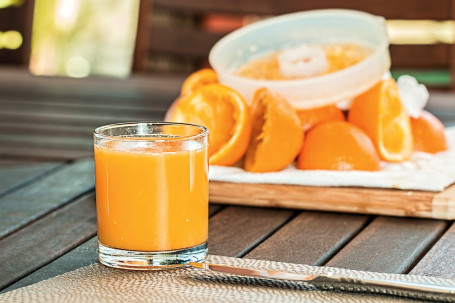 Jugo De Naranja O Cóctel De Jugo De Arándano