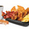 Plato de desayuno Jumbo con combo de palitos de salchicha, tocineta y tostadas francesas