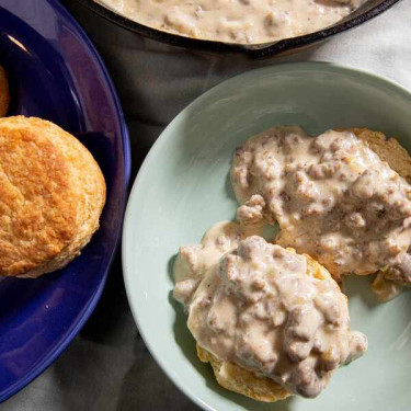 Biscuits N' Gravy Con Tocino O Salchicha