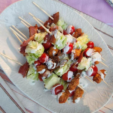 Ensalada De Tiernos De Pollo En Buttermilk Crujiente