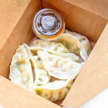 Steamed Chicken Gyoza With Soy Sauce (6Pcs)