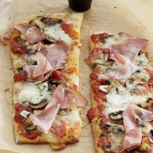 Pizza De Jamón Y Champiñones