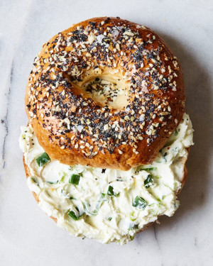 Bagel De Todo Con Queso Crema