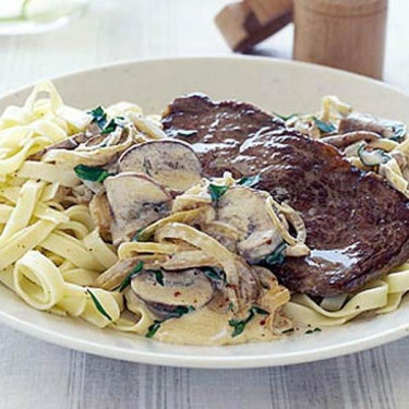 Filete De Carne Picada Con Champiñones Y Cebolla