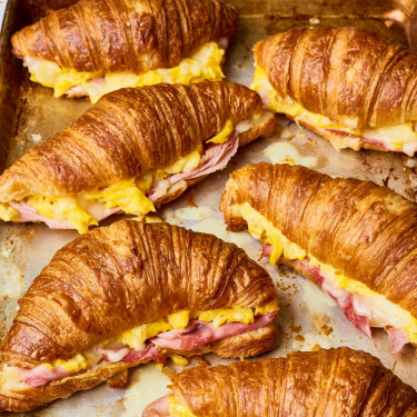 Sándwich De Desayuno Con Croissant