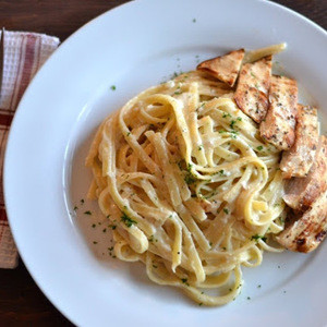 Fettuccine Alfredo Con Pollo A La Parrilla