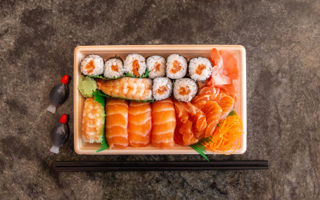 Sushi Sashimi Deluxe (17 Pieces)