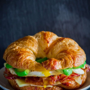 Sándwich De Croissant Para El Desayuno