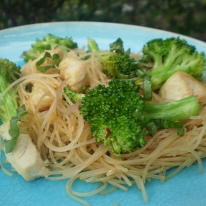 Pollo Al Jengibre Con Bowl De Brócoli