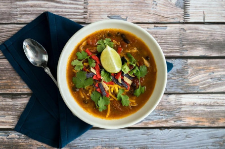 Tazón De Sopa De Tortilla De Pollo