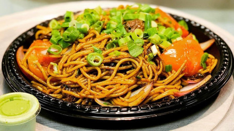 Tallarín Saltado (Peruvian Lo-Mein)